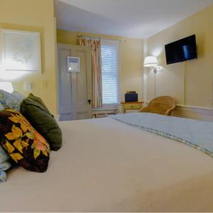 Queen Room with Spa Bath - Daisy