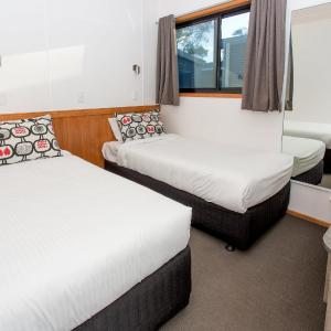 Deluxe 3 Bedroom Riverfront Cabin - Sleeps 8