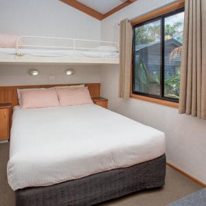Superior 2 Bedroom Riverfront Cabin - Sleeps 5