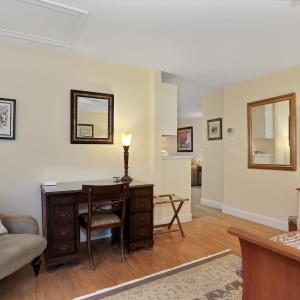 Deluxe King Suite
