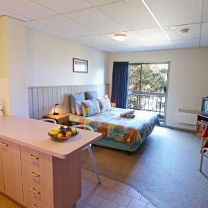 Deluxe Studio Apartment with Spa Bath (2 Guests)