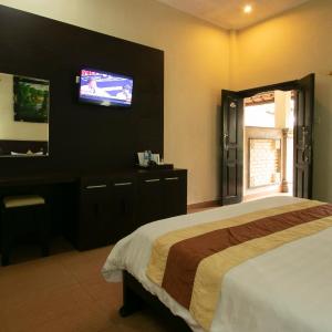 Deluxe Double or Twin Room with Pool Access