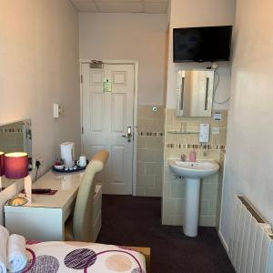Single Room with Shared Bathroom