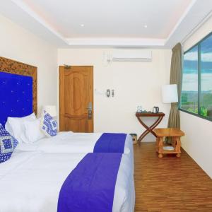Corner Club Room