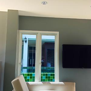 King Suite with Pool View