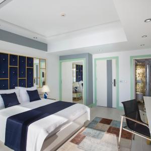 Deluxe Double Room with Balcony and Side Sea View