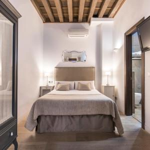 Double or Twin Room with interior patio view