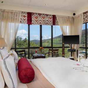 King Room on upper floor with Mountain and Tea Estate view 