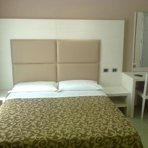 Double or Twin Room with Side Sea View