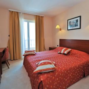 One-Bedroom Suite with Terrace and Sea View