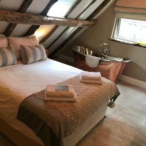 Deluxe Double Room with Bath In The Bedroom