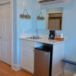 King Room with Roll-In Shower - Disability Access
