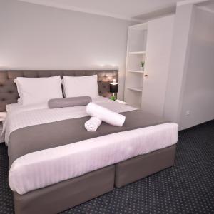 One-Bedroom Apartment with Balcony