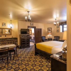 Deluxe King Suite
