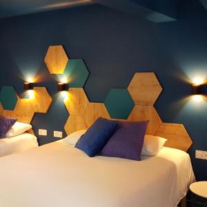 Family Room with Queen Bed and Single Bed - Shower Only/Non-Smoking