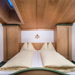 Two-Bedroom Apartment with Balcony - Annex