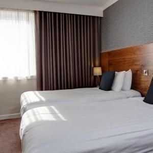Family Room with One Queen Bed - Non-Smoking