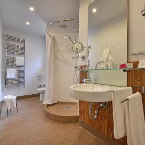 Superior room with Neruda street View