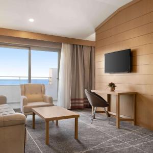 King Suite with Sea View - Non-Smoking