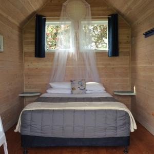 Queen Boatshed Cabin 5 with External Bathroom 