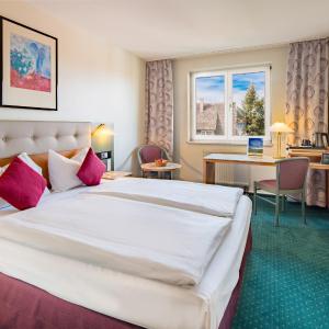 Comfort Queen Room with Queen Bed and View