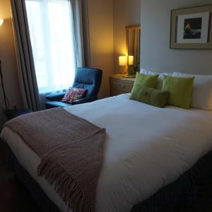 Economy Room with One Queen Bed
