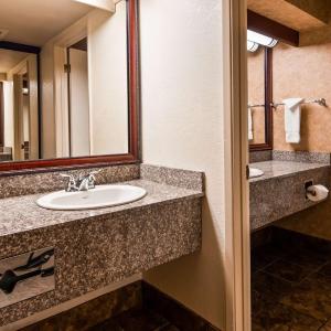 Two-Bedroom Queen Suite with Three Queen Beds