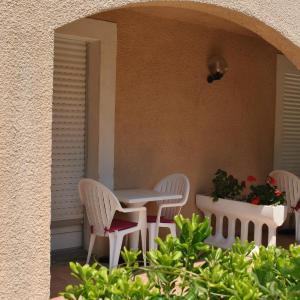 Twin Room with bath and air conditioner - Swimming Pool View