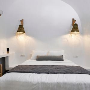 Superior Cave Villa with Outdoor Hot Tub and Caldera View