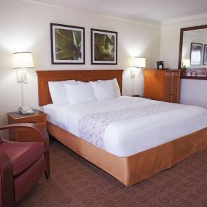King Room with Bath Tub - Mobility Accessible/Non-Smoking