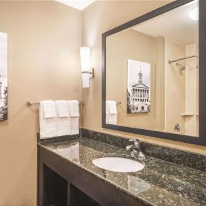 One-Bedroom King Suite - Non-Smoking