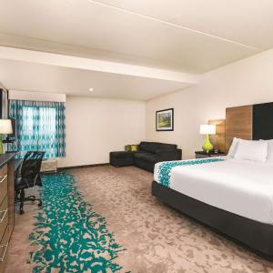 Deluxe King Room with Mobility/Hearing Access, Tub with Grab Bars, Non-Smoking
