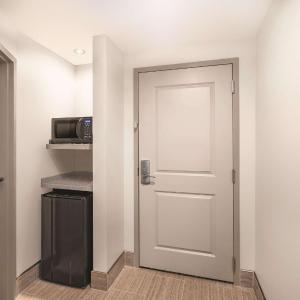 King Room with Roll-in Shower - Mobility and Hearing Accessible/Non-Smoking