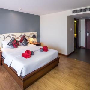 Superior Double or Twin Room with Side Seaview