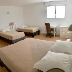Economy Quadruple Room between Garden Level and Basement