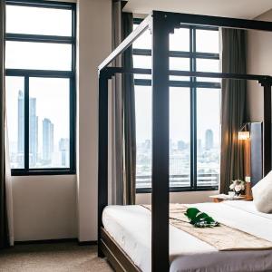 Corner Suite with River View