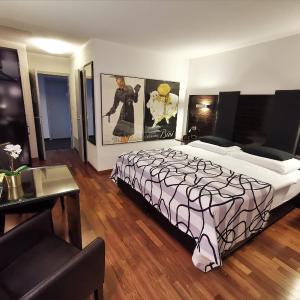 Double Room with Balcony and Lake View