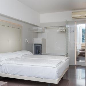 Double or Twin Room with Terrace and Lake View - Basement