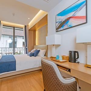 Queen Room with Balcony
