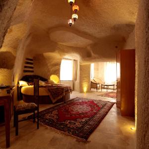 Deluxe Cave Room