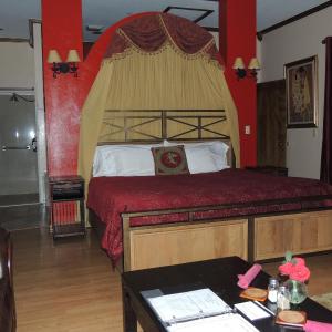 Deluxe King Suite