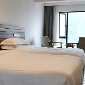 Deluxe King Room with Mountain View