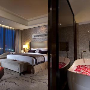 One-Bedroom Suite Lounge Access