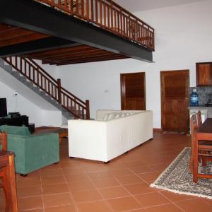 Family House (8 Adults)