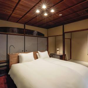 Deluxe Hollywood King Room with Garden View (Main)