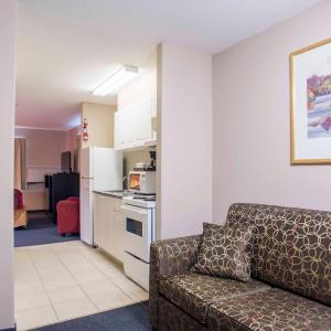 Queen Room with Kitchenette  - Non-Smoking