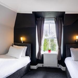 Standard Twin Room with Shared Bathroom