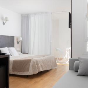 Triple Room with Sea View (2 Adults + 1 Child)