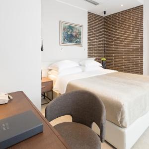 Special Offer - Executive Suite with Terrace and Free One Way Airport Transfer