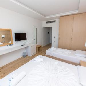 Triple Room with Balcony and Sea View